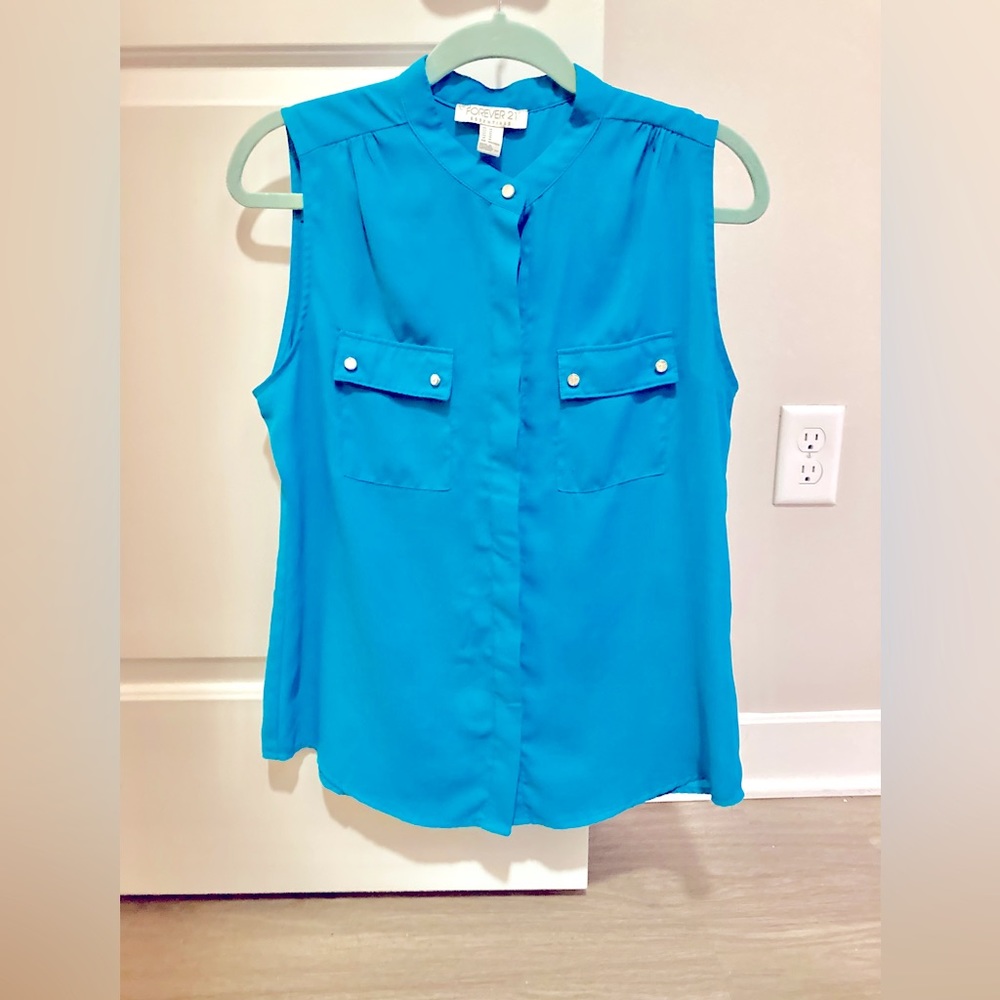 FOREVER 21 ESSENTIALS Sleeveless Button-Up Top (Med)